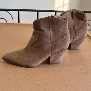 Lucky Brand Ellamy Suede Western Ankle Boots Tan 7.5 Pointed Toe Rodeo Cowgirl